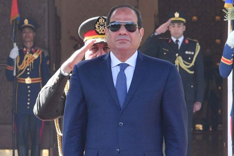 Egyptian President Abdel Fattah al-Sisi attends a welcoming ceremony with Sudan's President Omar al-Bashir (unseen) at the Ittihadiya presidential palace in Cairo, Egypt, January 27, 2019. in this handout picture courtesy of the Egyptian Presidency. The Egyptian Presidency/Handout via REUTERS ATTENTION EDITORS - THIS IMAGE WAS PROVIDED BY A THIRD PARTY