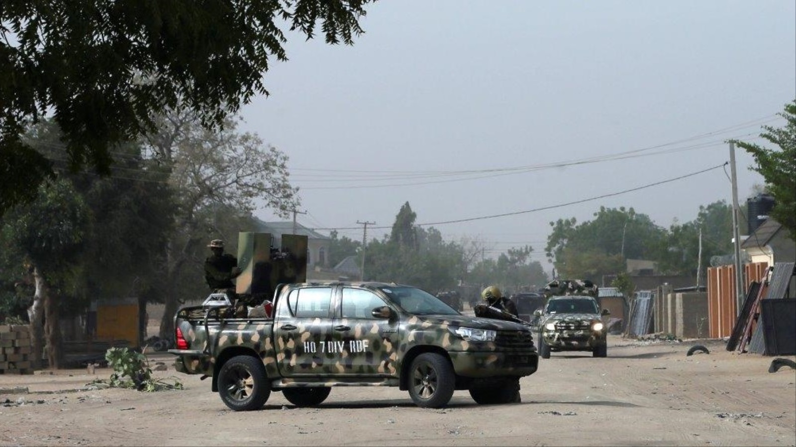 ‪قوات الأمن في بلدة قرب مدينة مايدوغوري شمال شرقي نيجيريا حيث تنشط جماعة بوكو حرام‬ (رويترز)