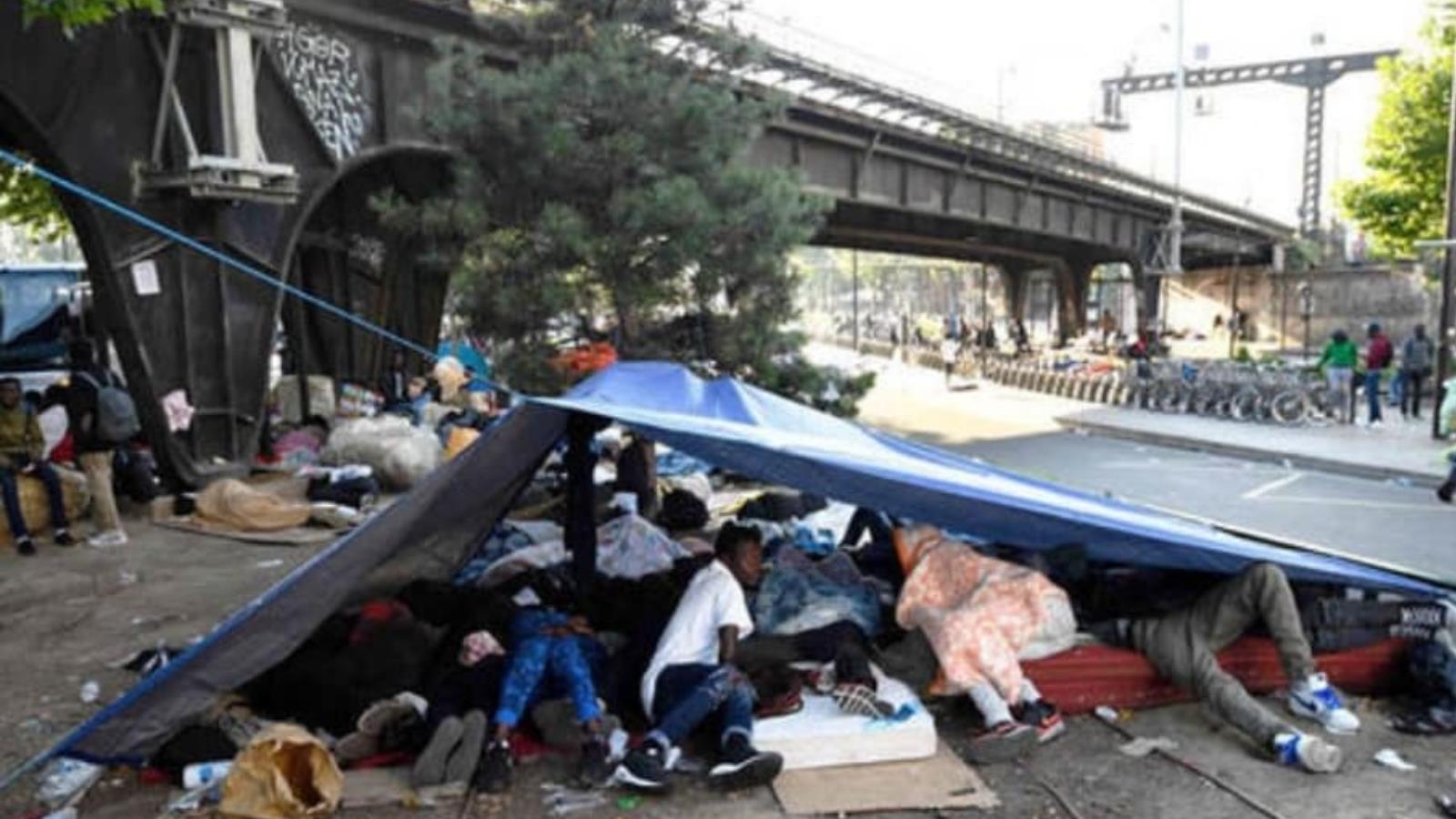‪خيام المشردين في باريس‬ (مواقع التواصل)
