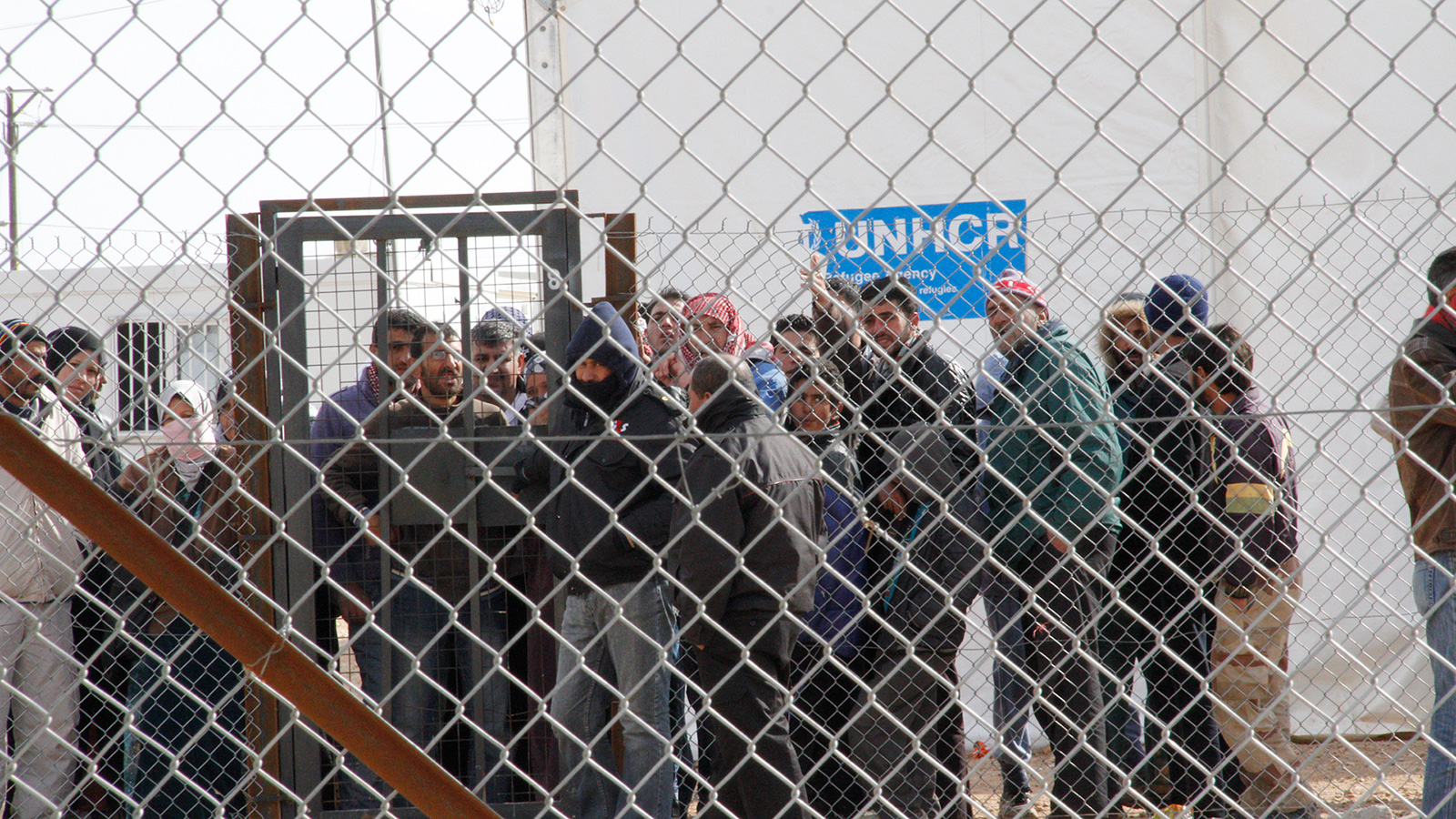 ‪مخيم الزعتري للاجئين السوريين أمام مفوضية اللاجئين‬ (الجزيرة)