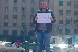 الشاب أحمد محي رفع لافت كتب عليها ارحل يا سيسي في ميدان التحرير