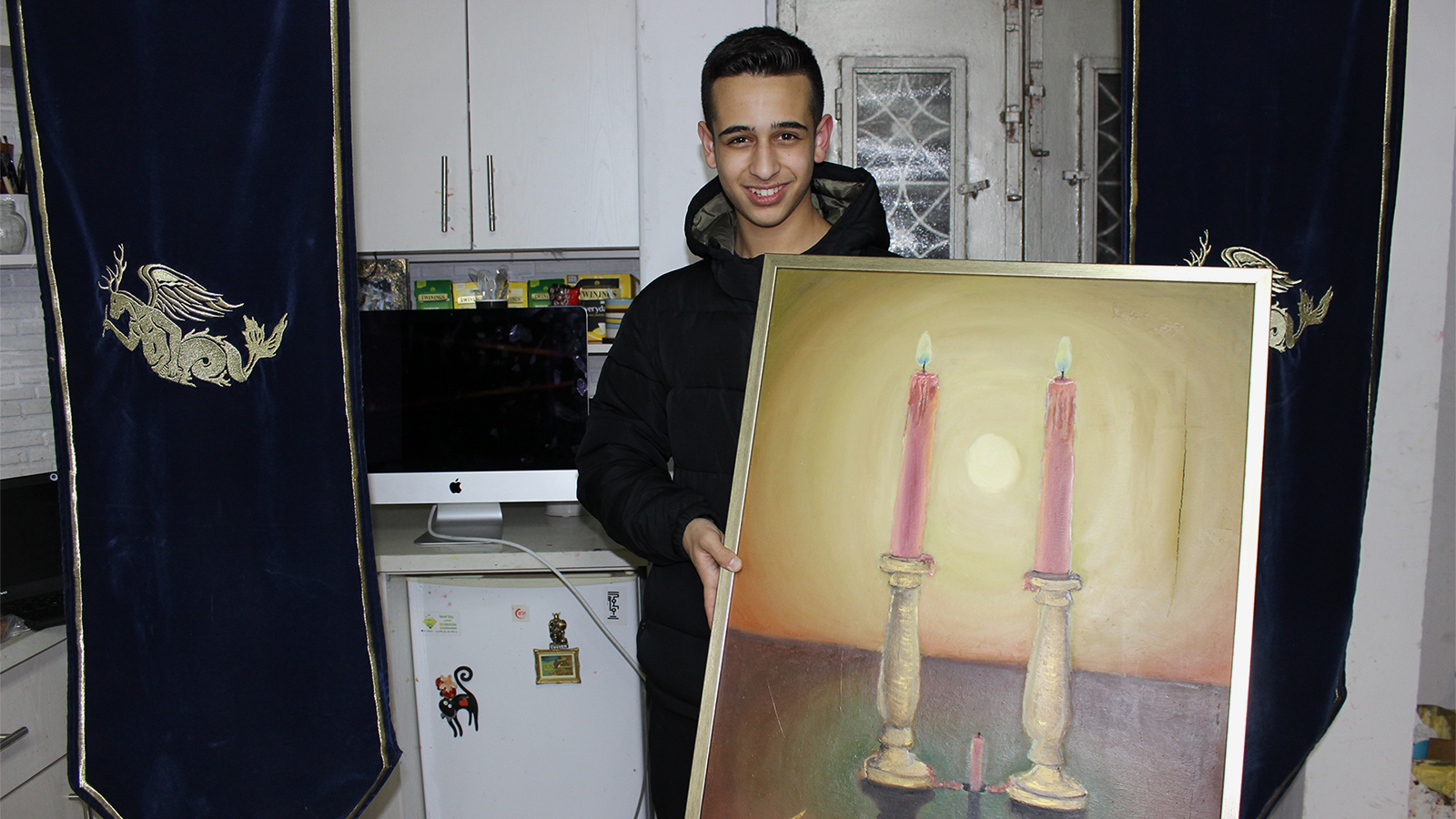‪عليان ولوحته التي شارك بها بمعرض إيل وعشيرة‬  عليان ولوحته التي شارك بها بمعرض إيل وعشيرة (الجزيرة)
