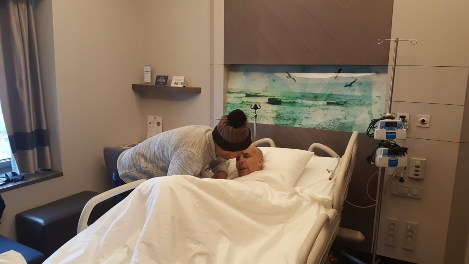 طارق برفقة أبيه داخل المستشفى في رحلة العلاج الثانية بتركيا في مارس/آذار 2019 (التواصل الاجتماعي)
