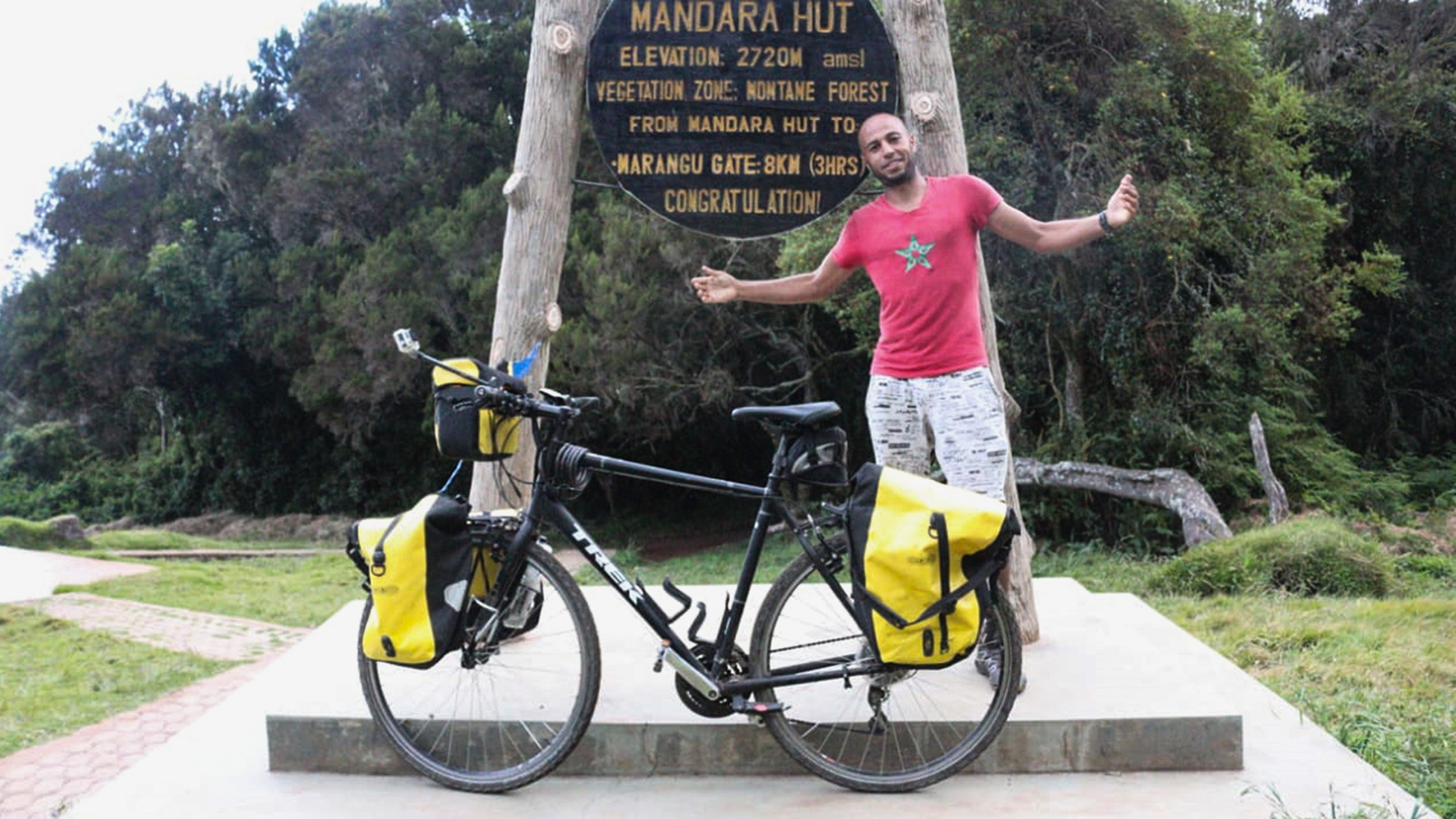 ‪ياسين: دراجتي هي صديقتي وحبيبتي ولا أستطيع تركها لأنها مؤنستي في رحلاتي‬ (الجزيرة)
