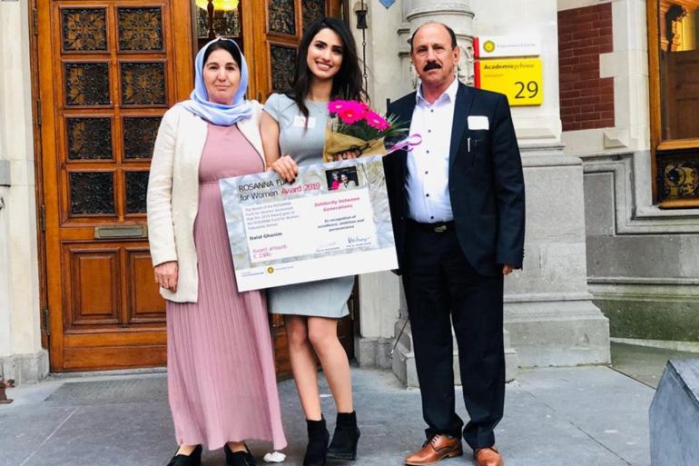 Said سعيد - دلال مع والديها بعد تسلمها الجائزة الجامعة - جامعة أوتريخت تكرم الطالبة العراقية دلال غانم
