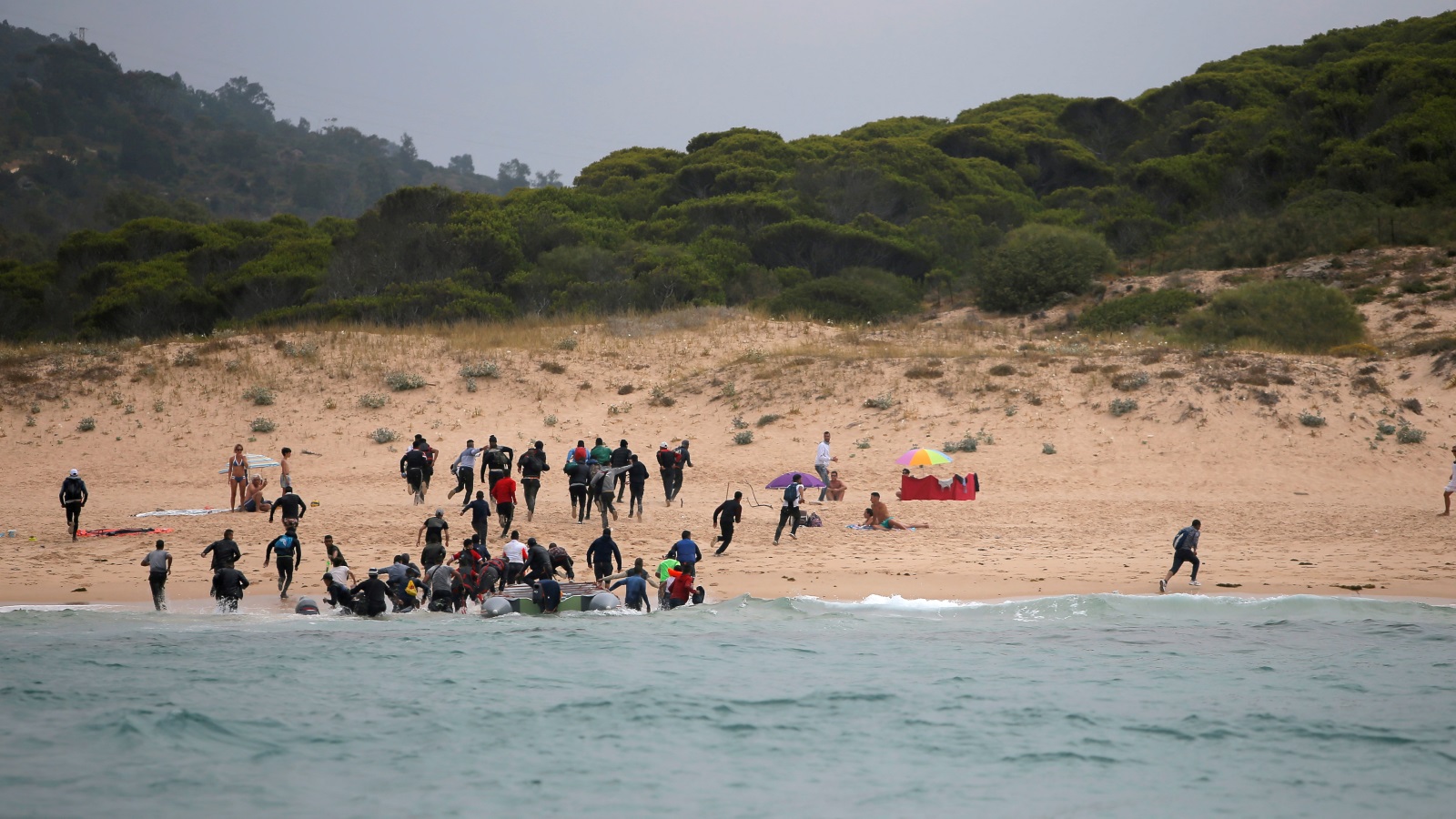 ‪مهاجرون غير نظاميين يصلون إلى سواحل إسبانيا على متن قارب مطاطي‬ مهاجرون غير نظاميين يصلون إلى سواحل إسبانيا على متن قارب مطاطي (رويترز-أرشيف)