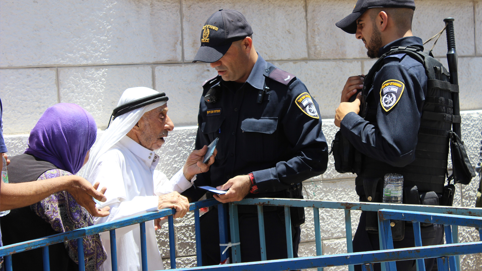 ‪مسن يبرز هويته الخضراء لتسمح له شرطة الاحتلال بالمرور إلى البلدة القديمة‬  (الجزيرة نت) 