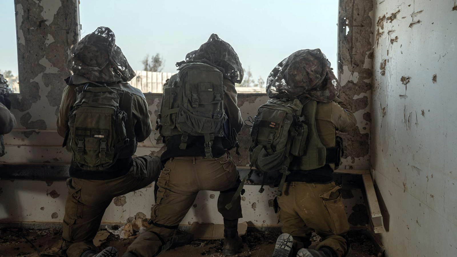 ‪من المناورات العسكرية للجيش الإسرائيلي قرب السياج الأمني مع قطاع غزة‬ (الجزيرة نت)