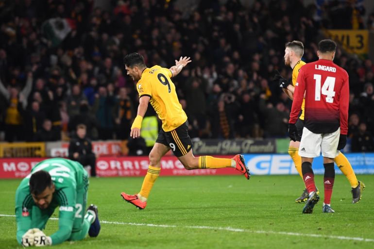 WOLVERHAMPTON, ENGLAND - MARCH 16: Raul Jimenez of Wolverhampton Wanderers scores his team's first goal during the FA Cup Quarter Final match between Wolverhampton Wanderers and Manchester United at Molineux on March 16, 2019 in Wolverhampton, England. (Photo by Michael Regan/Getty Images)