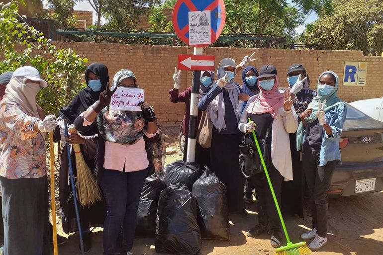 حملات النظافة مظهر جديد لتأييد تجمع المهنيين في السودان