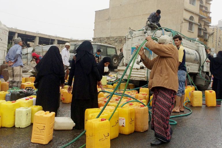 عبد-الحكيم-هلال-مواطنون-يتزاحمون-للحصول-على-المياه--تعز-اليمن1