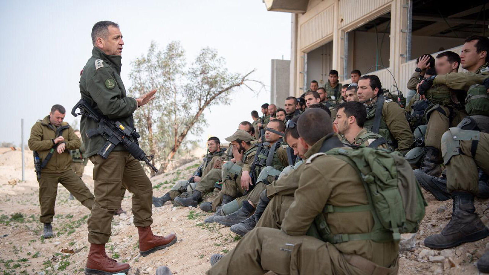 ‪أفيف كوخافي يتحدث إلى جنود قرب السياج الأمني الحدودي‬ (الجزيرة نت)