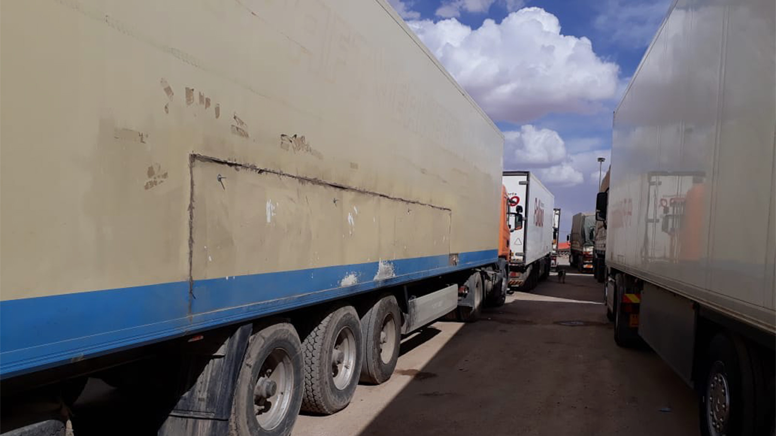 شاحنات محملة بالبضائع في منفذ طريبيل الحدودي (الجزيرة)