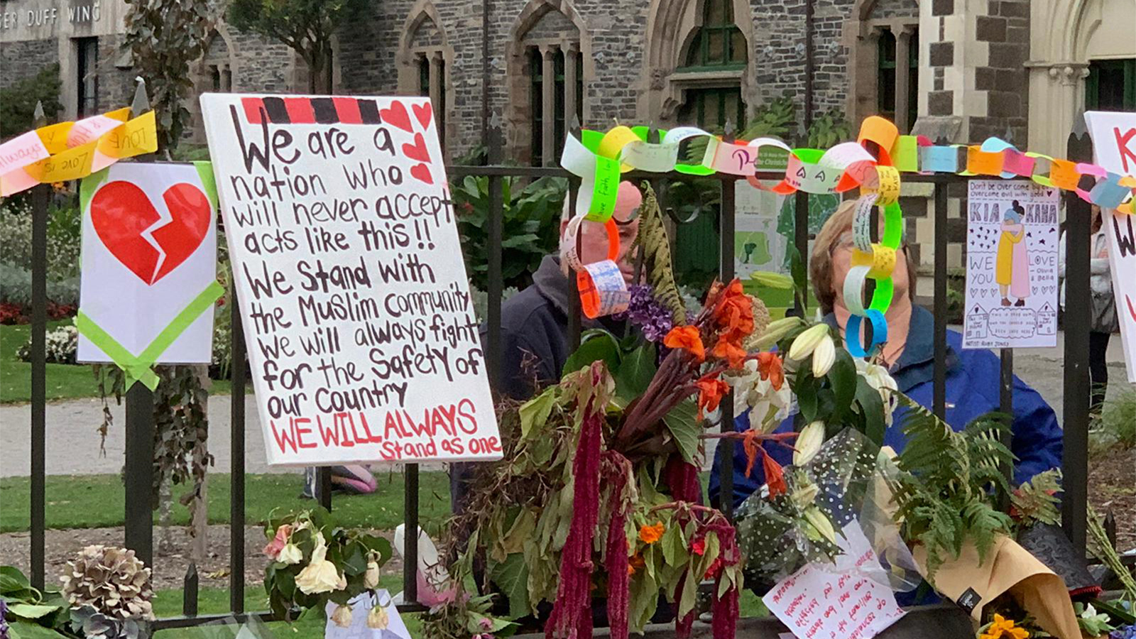 ‪صور من تضامن النيوزيلنديين مع ضحايا المجزرة‬ صور من تضامن النيوزيلنديين مع ضحايا المجزرة (الجزيرة)
