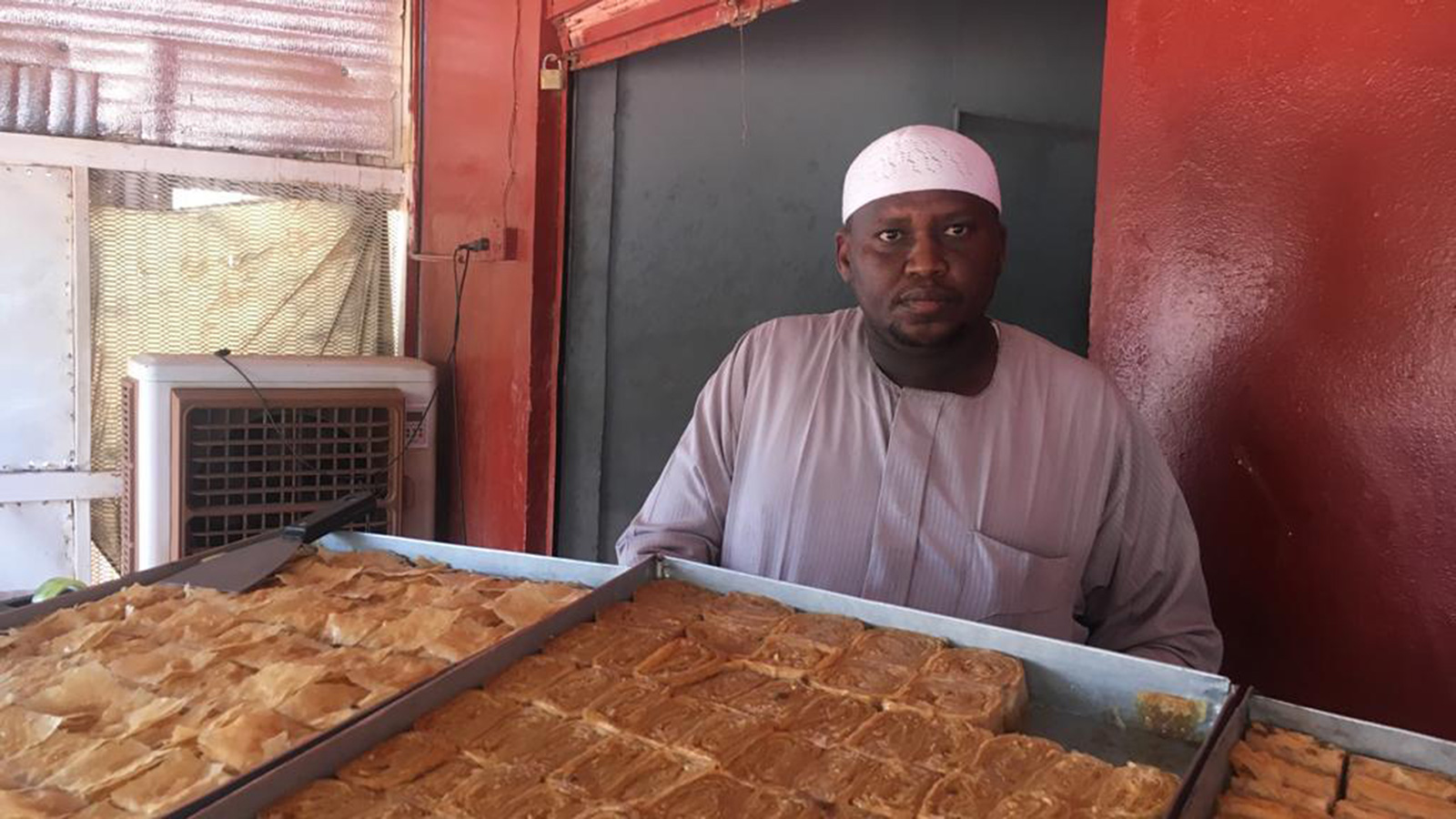 ‪السوداني نيازي وهبي استفاد من تمويل صلتك لتطوير مخبزه‬ (الجزيرة)