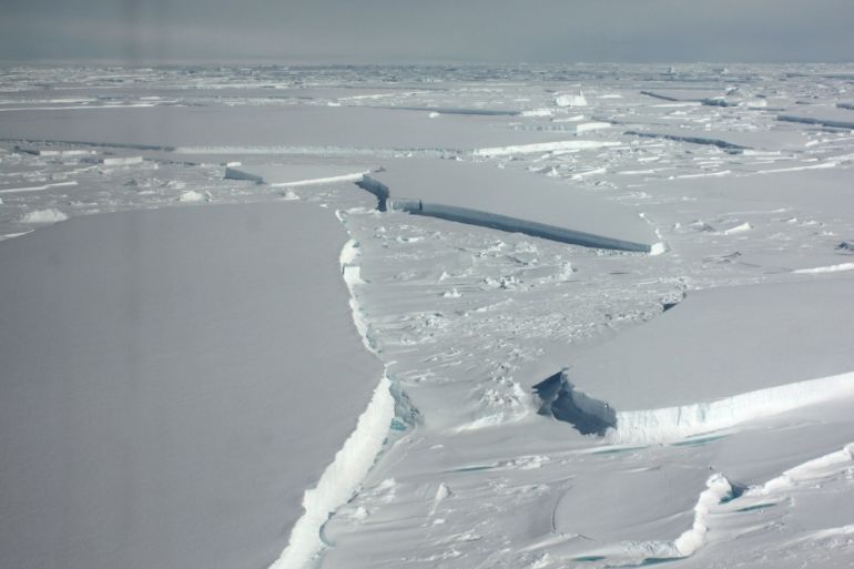 A view of icebergs remaining after a break-up of Wilkins ice shelf on the Antarctic Peninsula, January 19, 2009. Picture taken January 19, 2009. REUTERS/Alister Doyle