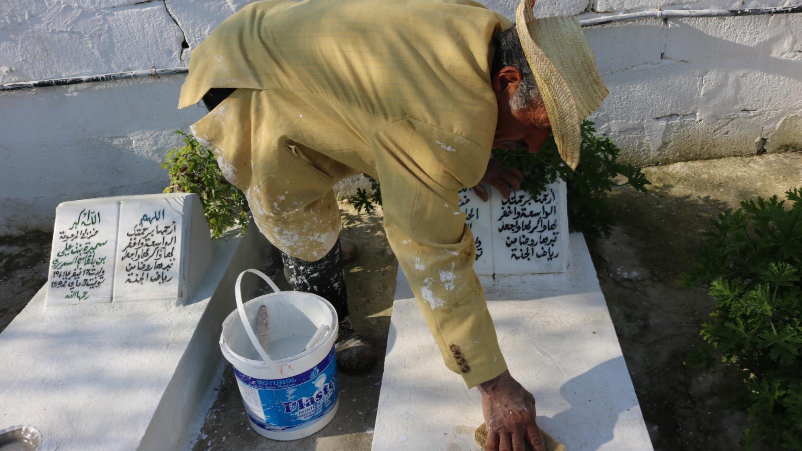  يحرص العم محمد على تنظيف القبور وصيانتها بحسب رغبة أقارب الميت