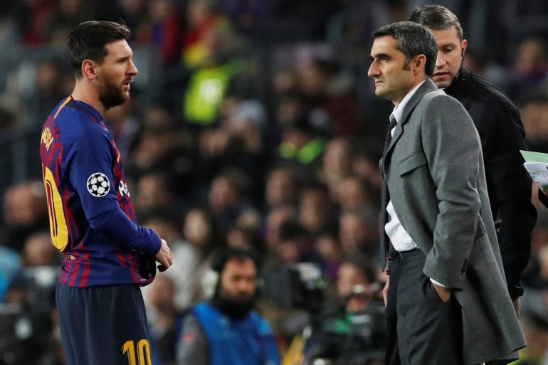 Soccer Football - Champions League - Group Stage - Group B - FC Barcelona v Tottenham Hotspur - Camp Nou, Barcelona, Spain - December 11, 2018 Barcelona coach Ernesto Valverde gives instructions to Lionel Messi as he prepares to come on as a substitute REUTERS/Albert Gea