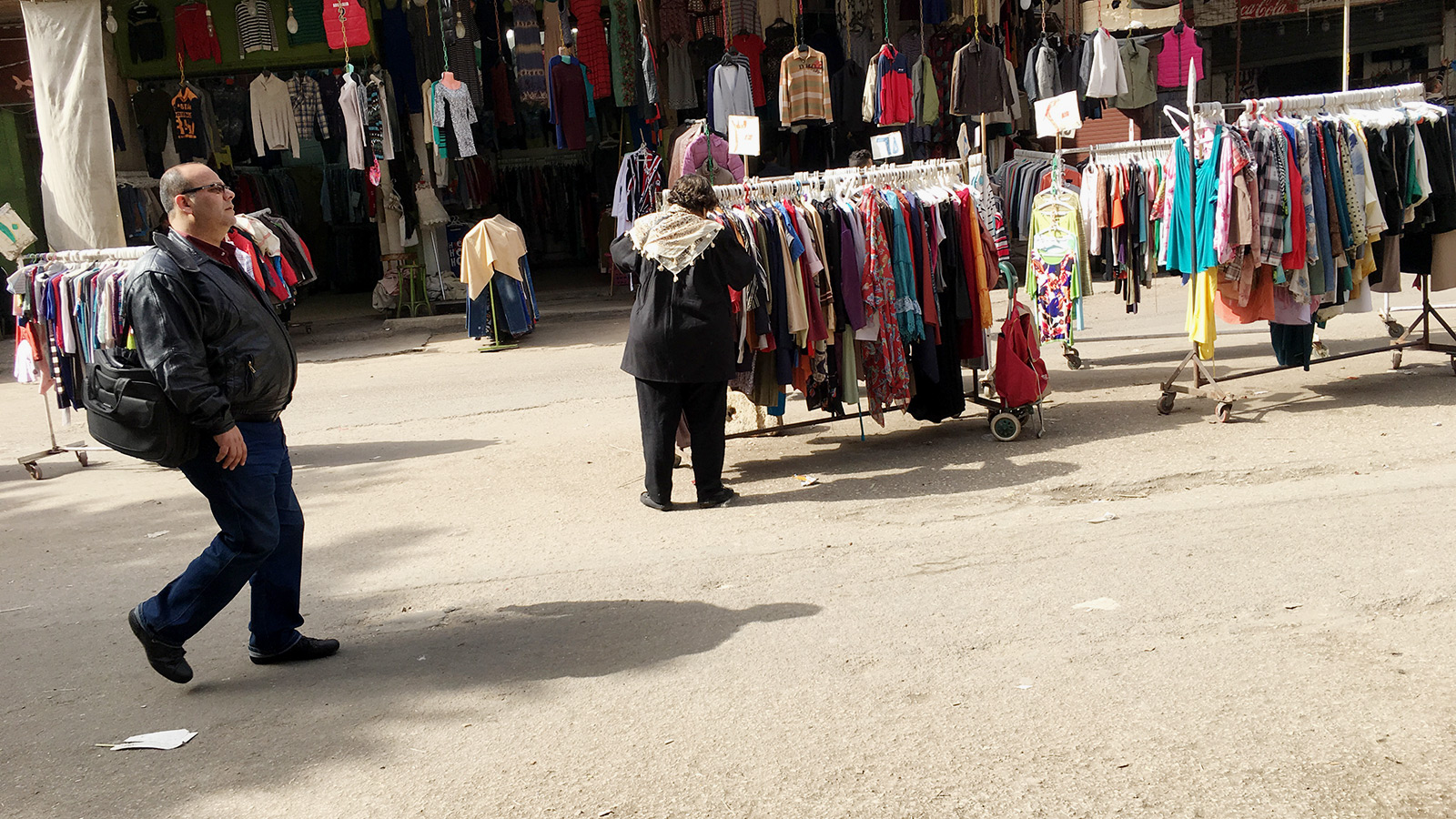 ‪يعد سوق وكالة البلح مقصدا للفقراء الباحثين عن الملابس المستعملة‬ (الجزيرة)