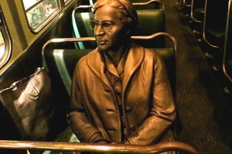 Nagwan Lithy - تمثال لروزا باركس في الحافلة التي بدأت منها الثورة (تواصل اجتماعي) - روزا باركس.. حين تبدأ الثورة من مقعد حافلة نقل عام