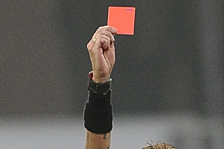 FERRARA, ITALY - DECEMBER 01: the referee Mazzoleni shows a red card to Thiago Cionek of SPAL during the Serie A match between SPAL and Empoli at Stadio Paolo Mazza on December 1, 2018 in Ferrara, Italy. (Photo by Mario Carlini / Iguana Press/Getty Images)