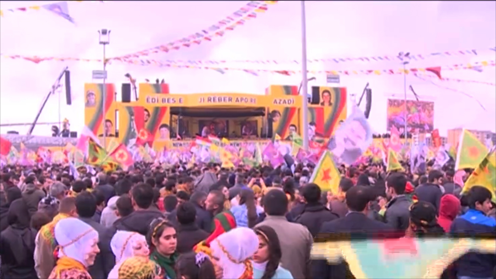 ‪مئات الآلاف من أكراد تركيا يحتفلون بعيد النوروز‬ (الجزيرة)