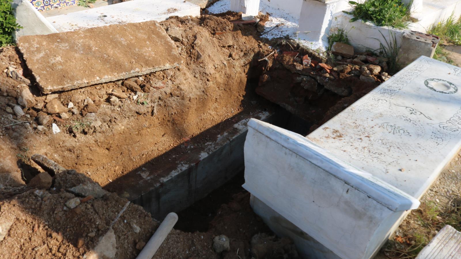 ‪إعادة فتح القبر لدفن جثامين جديدة في ظل اكتظاظ المقابر‬ إعادة فتح القبر لدفن جثامين جديدة في ظل اكتظاظ المقابر (الجزيرة)