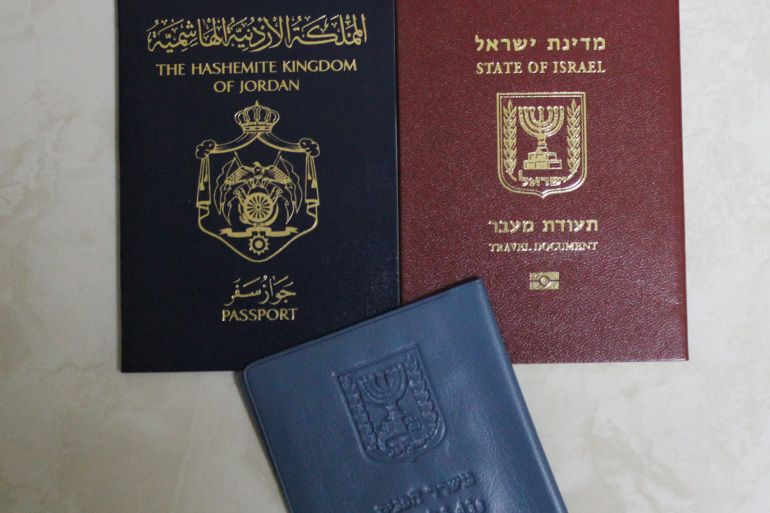 ثلاث وثائق يحملها المقدسي هي الجواز الأردني ووثيقة السفر الإسرائيلية بالإضافة للهوية الشخصية الزرقاء التي تعتبره مقيم لا مواطن(الجزيرة نت)