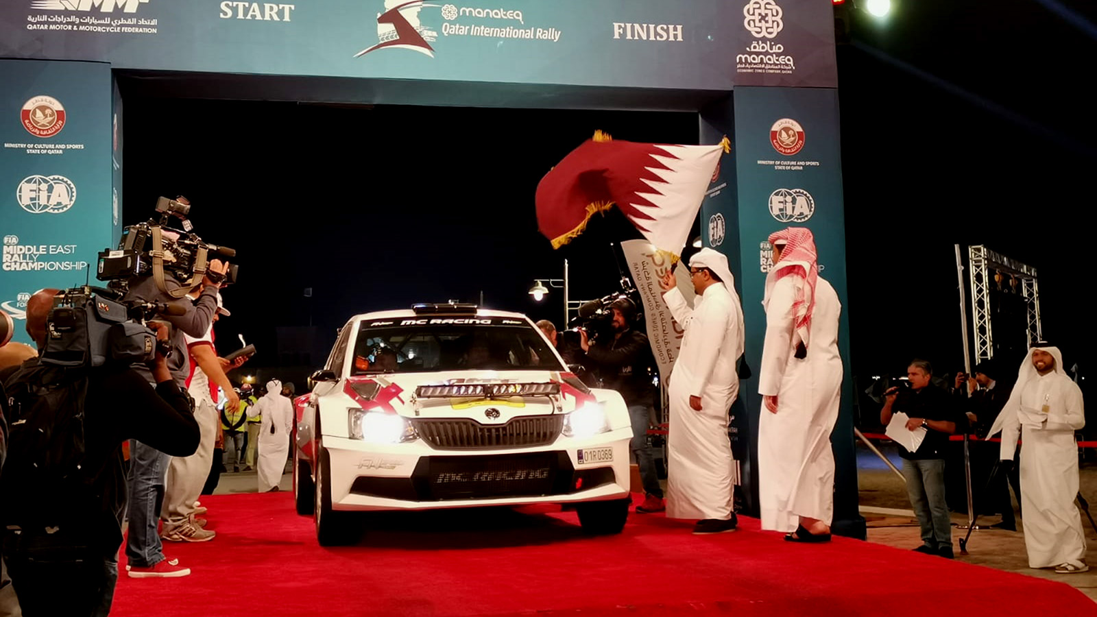 رئيس اتحاد السيارات يعطي شارة انطلاق رالي قطر الدولي من سوق الوكرة (الجزيرة)