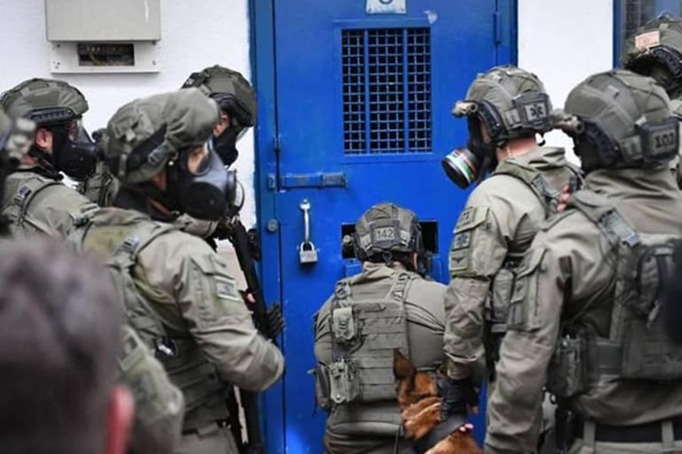 وحدات اسرائيلية تقتحم أقسام أسرى سجن عوفر في يناير الماضي.