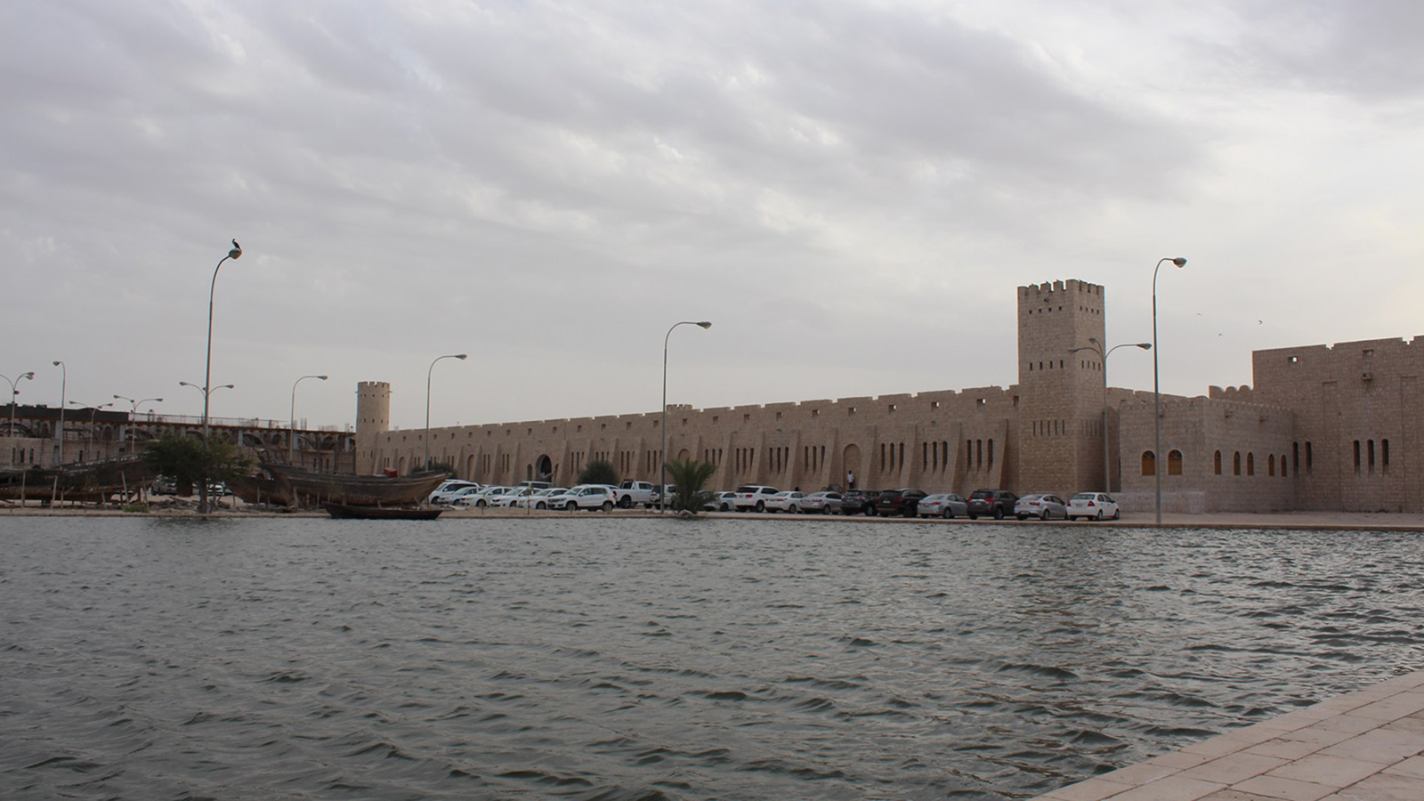 ‪بحيرة صناعية ضخمة عند مدخل المتحف الذي تم تشييده على هيئة قلعة‬ (الجزيرة)