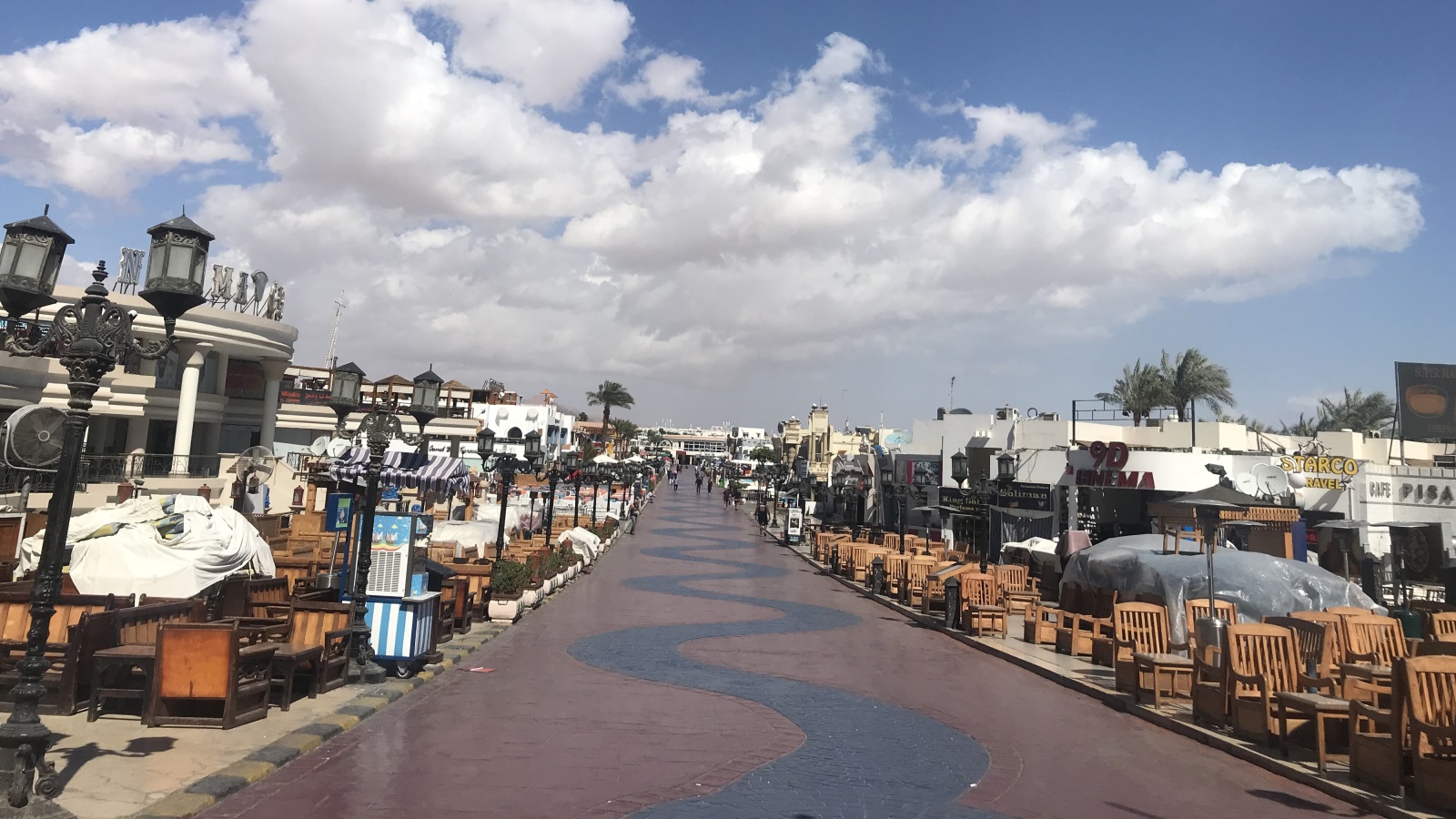 فنادق ومقاهي خليج نعمة السياحية تجتذب الكثير من الشباب المصري للعمل فيها (الجزيرة)