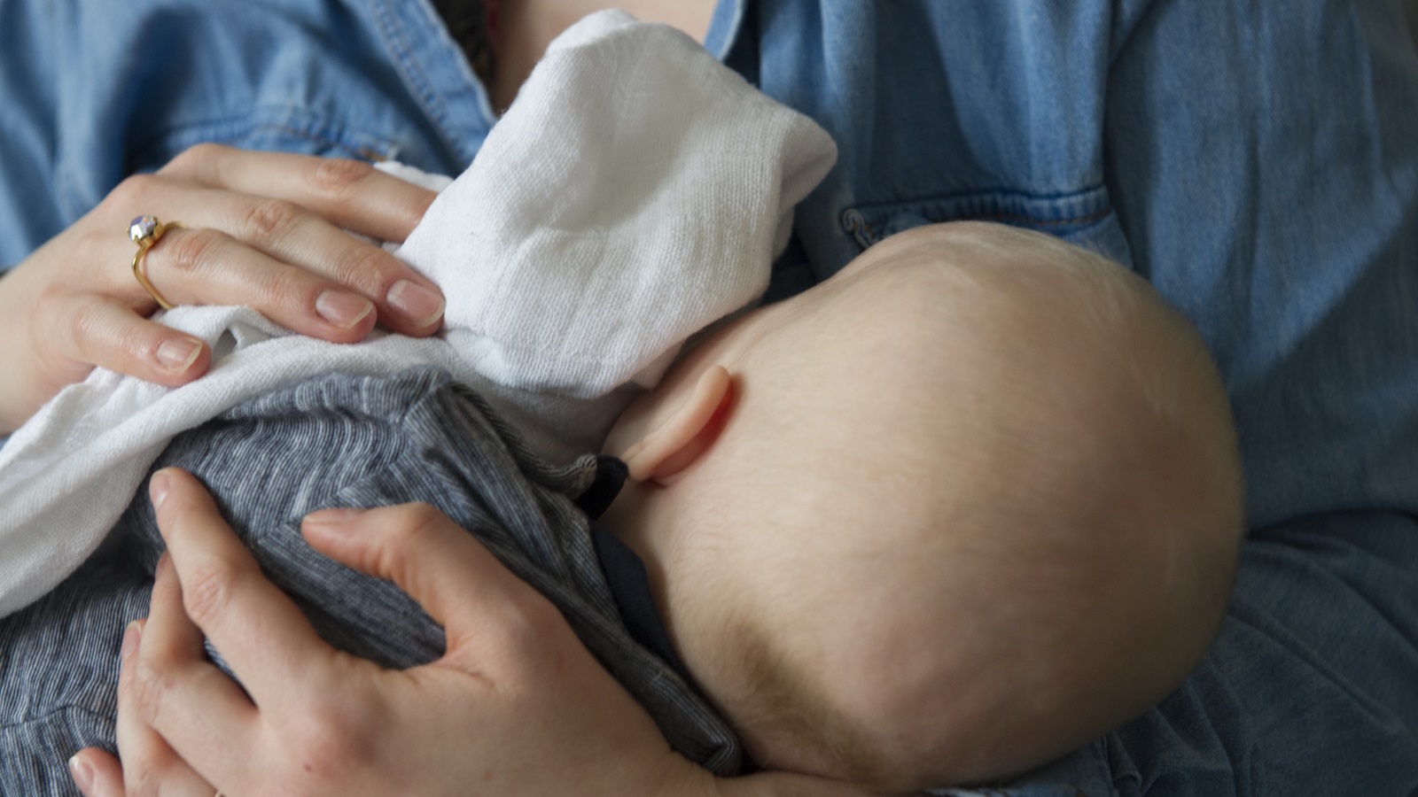 ‪توصي منظمة الصحة بضرورة اعتماد حديثي الولادة على الرضاعة الطبيعية فقط بالستة أشهر الأولى‬ (الألمانية)