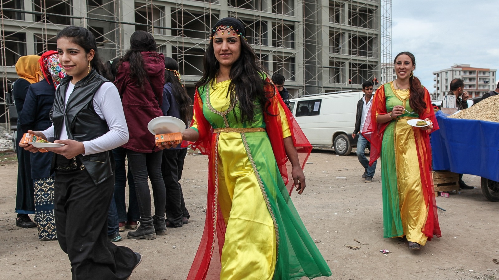 ‪كرديات يرتدين الملابس التقليدية أثناء استعدادهن للاحتفال بعيد النيروز في ديار بكر بتركيا‬ (غيتي)