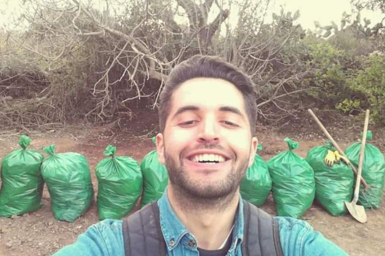 Said سعيد - يونس دريسي وخلفه أكياس من القمامة - جزائري يجتاح العالم بوسم "تحدي القمامة"