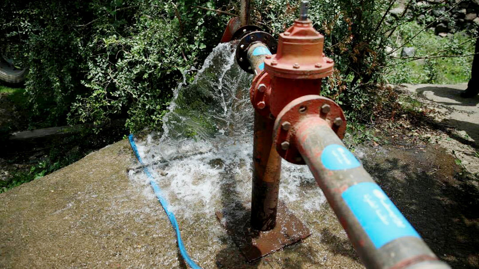 ‪أحد مشاريع المياه التي تدعمها اليونيسيف في تعز‬ (الجزيرة)
