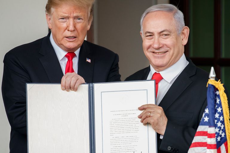 epaselect epa07463141 US President Donald J. Trump (L) and Prime Minister of Israel Benjamin Netanyahu (R) display the signed Presidential proclamation on the Golan Heights following meetings in the White House in Washington, DC, USA, 25 March 2019. Trump signed an order recognizing Golan Heights as Israeli Territory as Netanyahu visits the US ahead of the 09 April Israeli elections. EPA-EFE/SHAWN THEW