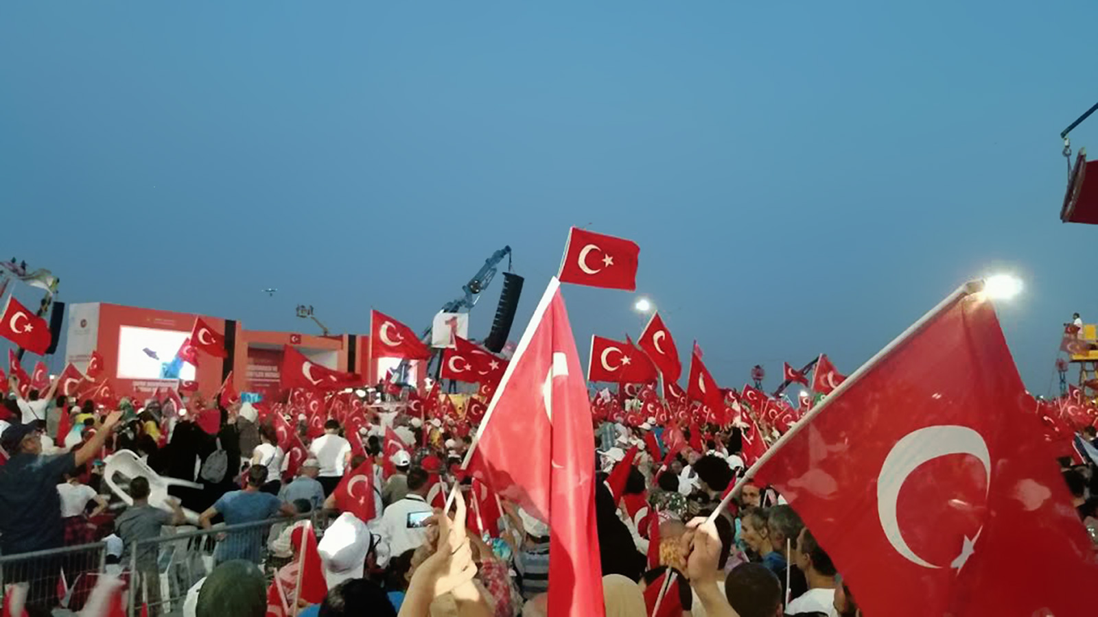 ‪مشاركون في تجمع الديمقراطية والشهداء المليوني بميدان يني كابي بإسطنبول‬ (الجزيرة)