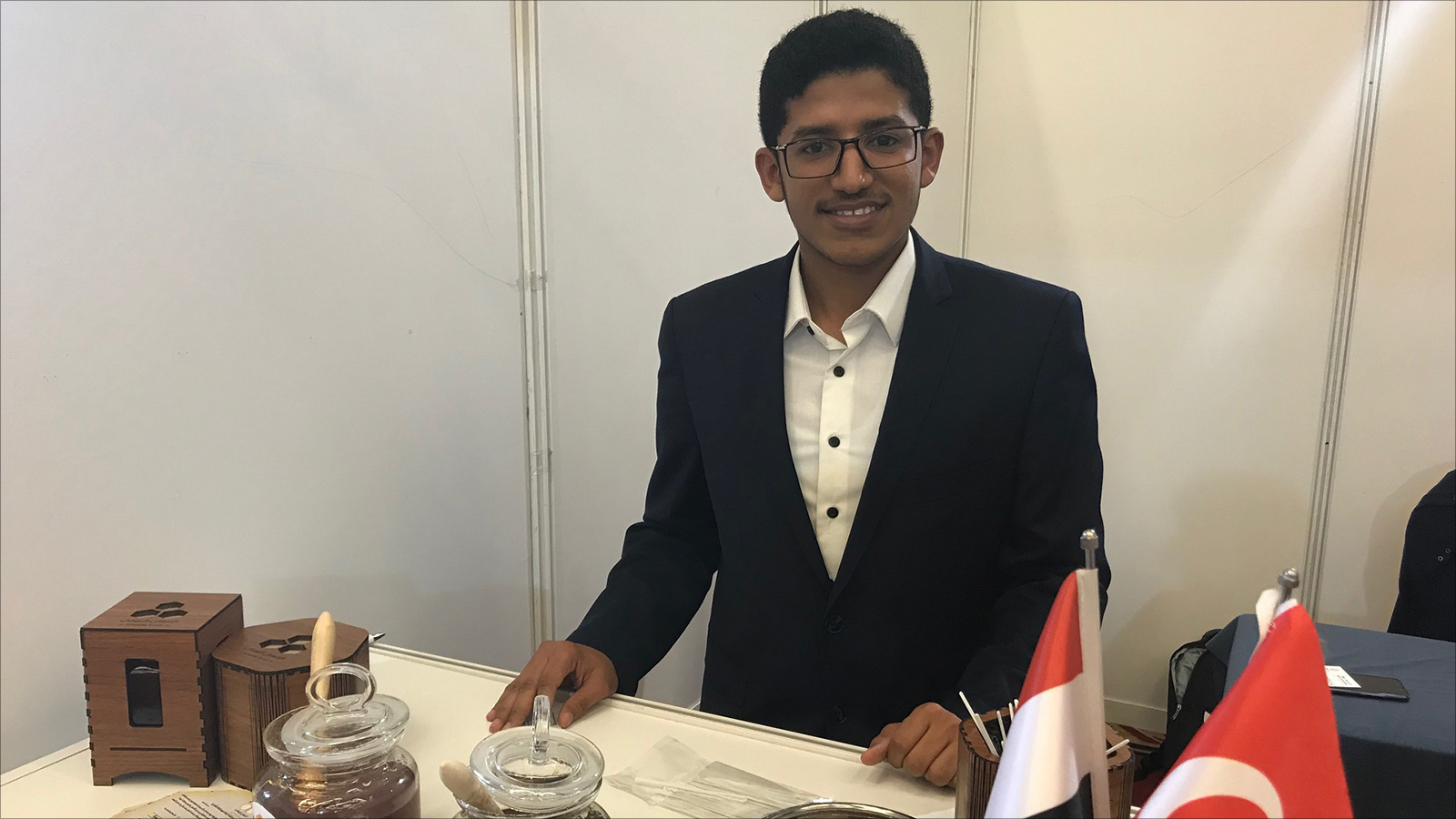 ‪بجهان مدير مركز العسل اليمني أكد أن ملتقى الاستثمار وفر له فرصة‬ (الجزيرة)