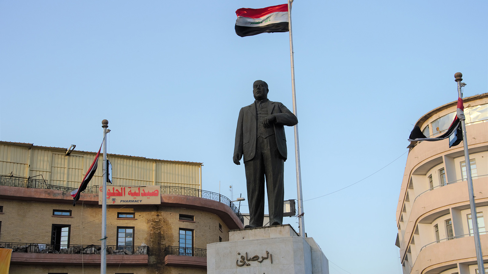 تمثال معروف الرصافي وسط العاصمة بغداد(الجزيرة)