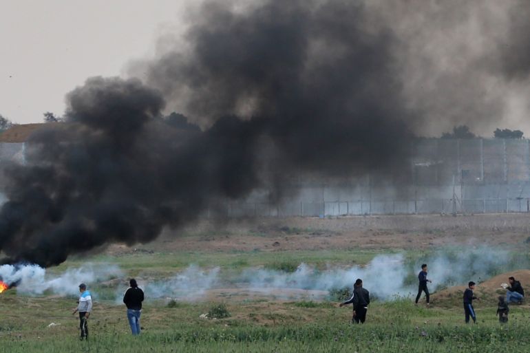 'Great March of Return' demonstration continue in Gaza- - GAZA CITY, GAZA - MARCH 29: Palestinians burn tires during the
