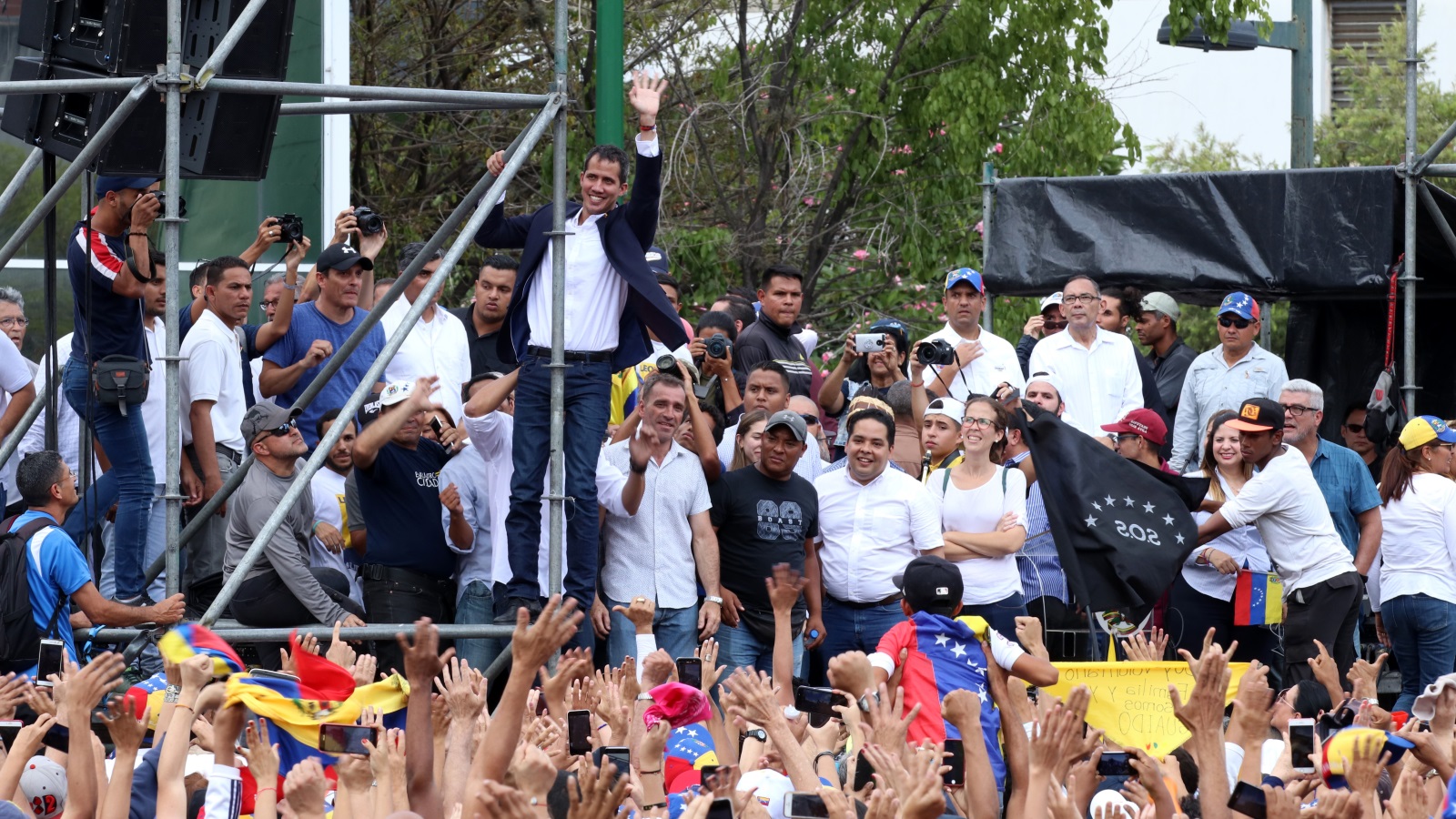 غوايدو قال إنه لا يستبعد تدخلا أجنبيا ببلاده لإسقاط نظام غريمه الرئيس مادورو (الأناضول)