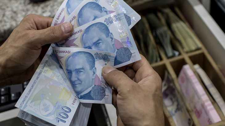 epa06937818 A currency exchange office worker counts Turkish Liras in Istanbul, Turkey, 09 August 2018. Reports on 09 August state Turkish Lira hit record low against major currencies, recording 5.42 liras against the US dollar. The Turkish currency had plunged by almost 30 percent against the US dollar since the end of last year. EPA-EFE/SEDAT SUNA