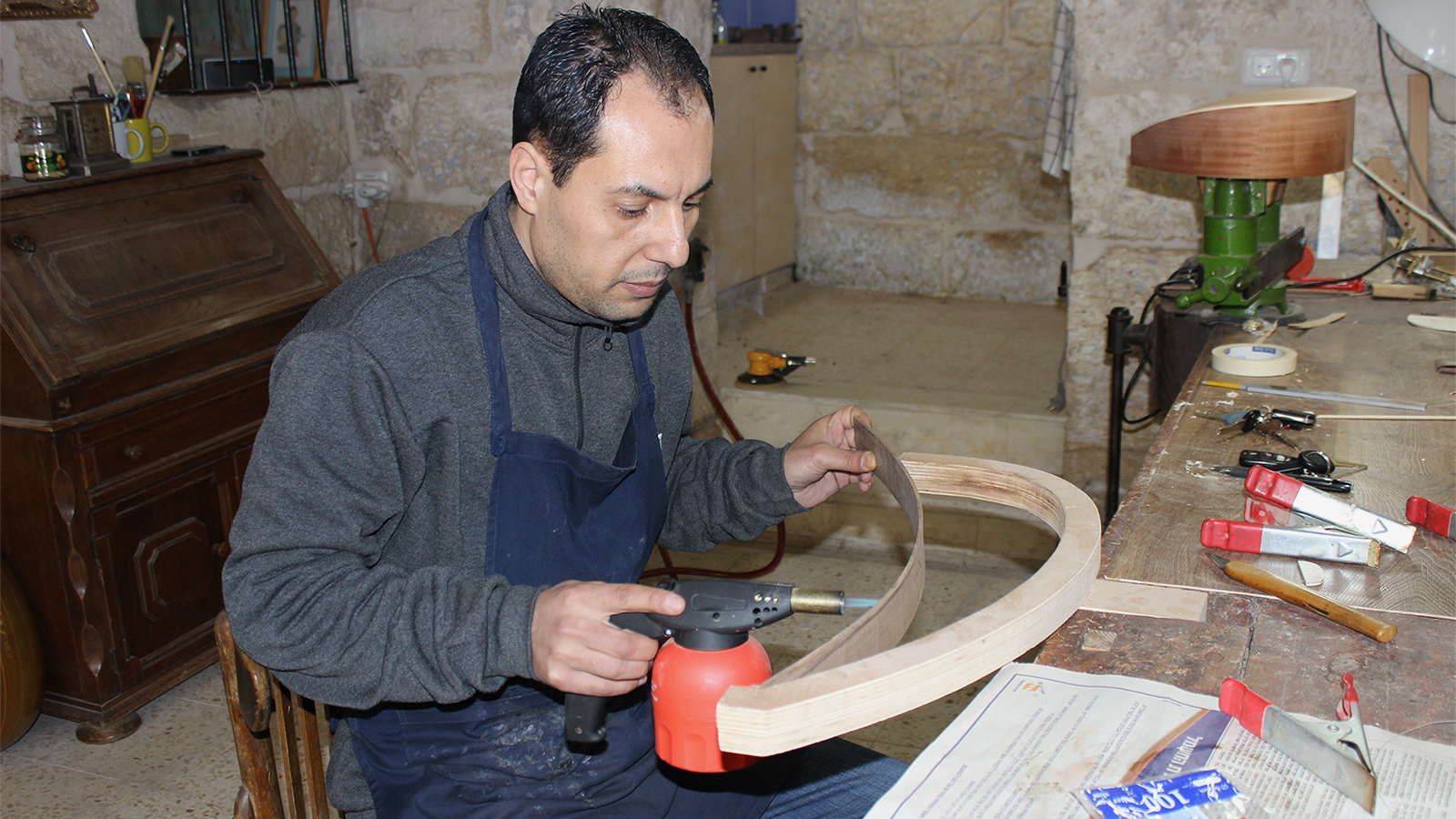 خشب السرو والزيتون والزان والجوز وغيرها من الأخشاب التي تدخل في تصنيع الآلات الموسيقية (الجزيرة)