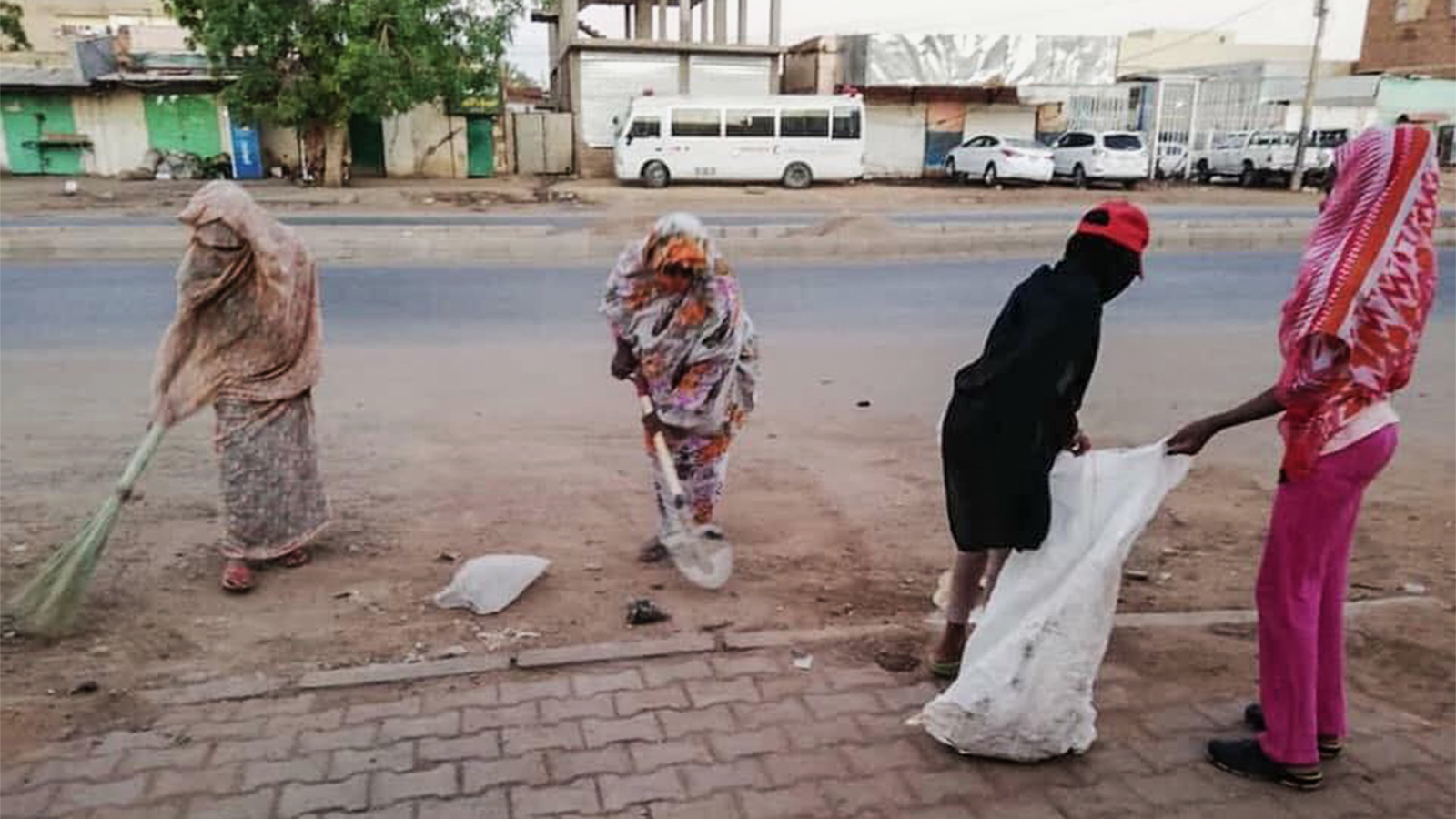 ‪السودانيون استجابوا لحملة تجمع المهنيين الداعية إلى تنظيف شوارع الخرطوم (مواقع التواصل)‬ السودانيون استجابوا لحملة تجمع المهنيين الداعية إلى تنظيف شوارع الخرطوم (مواقع التواصل)