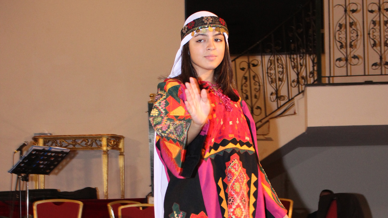 ‪أعادت رشيدة طليب الثوب الفلسطيني المطرز للواجهة وغدت الفتيات يدعين لارتدائه‬ (الجزيرة)
