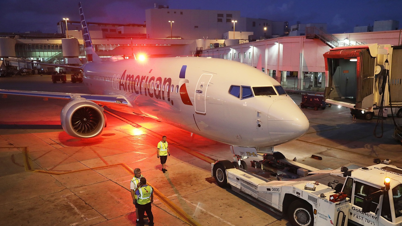 ‪طائرة بوينغ 737 موقفة عن العمل تابعة للخطوط الأميركية في مطار ميامي الدولي‬ طائرة بوينغ 737 موقفة عن العمل تابعة للخطوط الأميركية في مطار ميامي الدولي (الفرنسية)