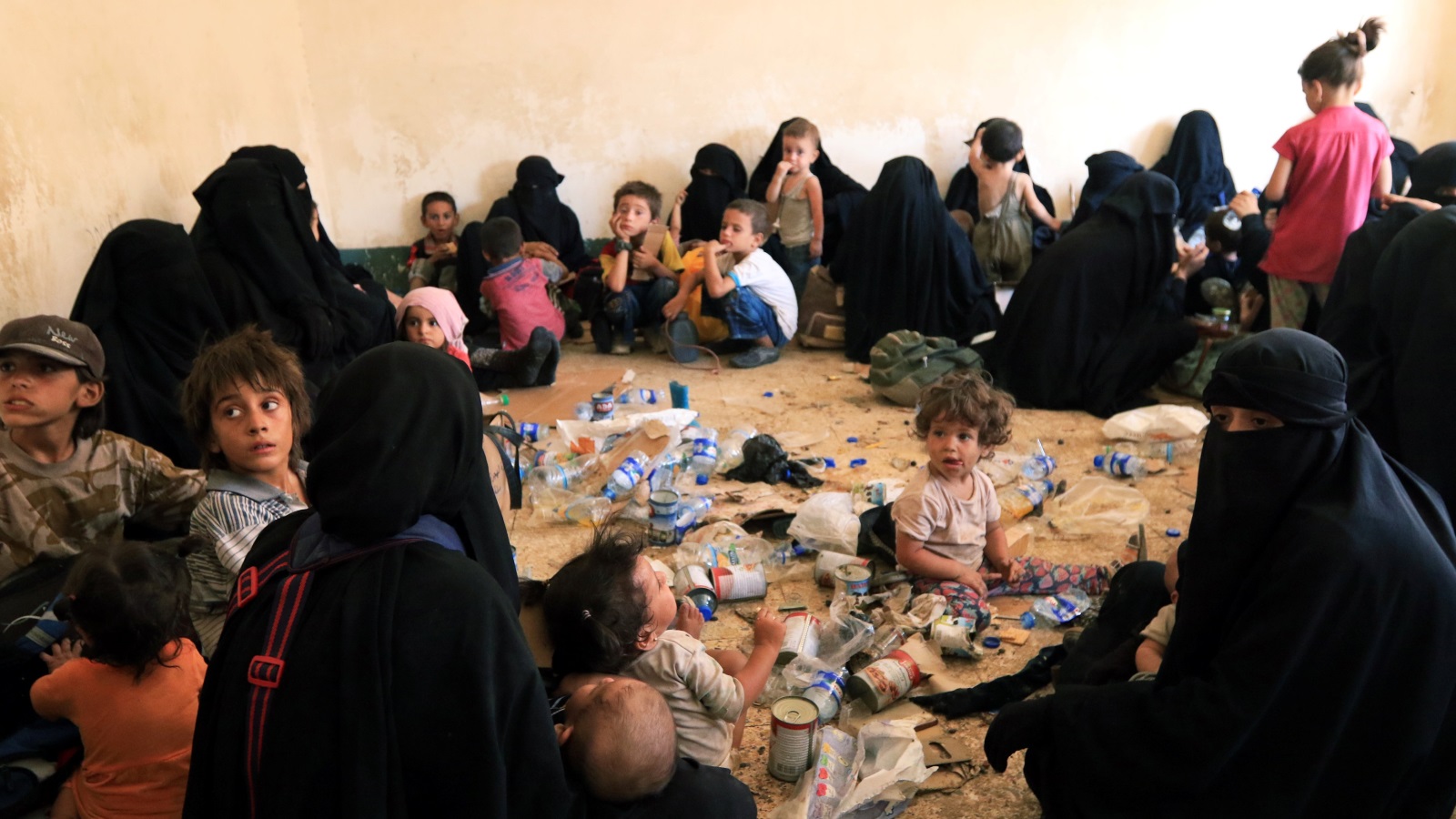 أطفال ونساء أعضاء التنظيم تحتجزهم القوات العراقية في مخيم خاص شمالي البلاد (رويترز)