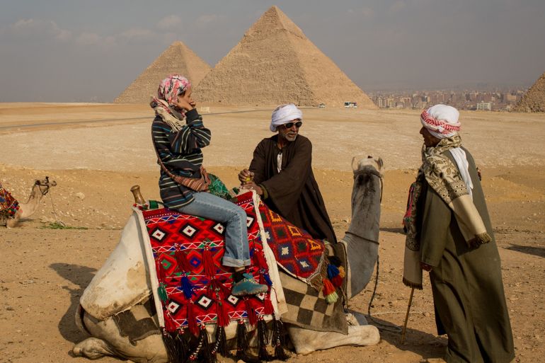 Tourists Visits Pyramids In Egypt After Recent Bomb Blasts ركوب الخيل والجمال في جولة عبر الصحراء اتباع الغرباء