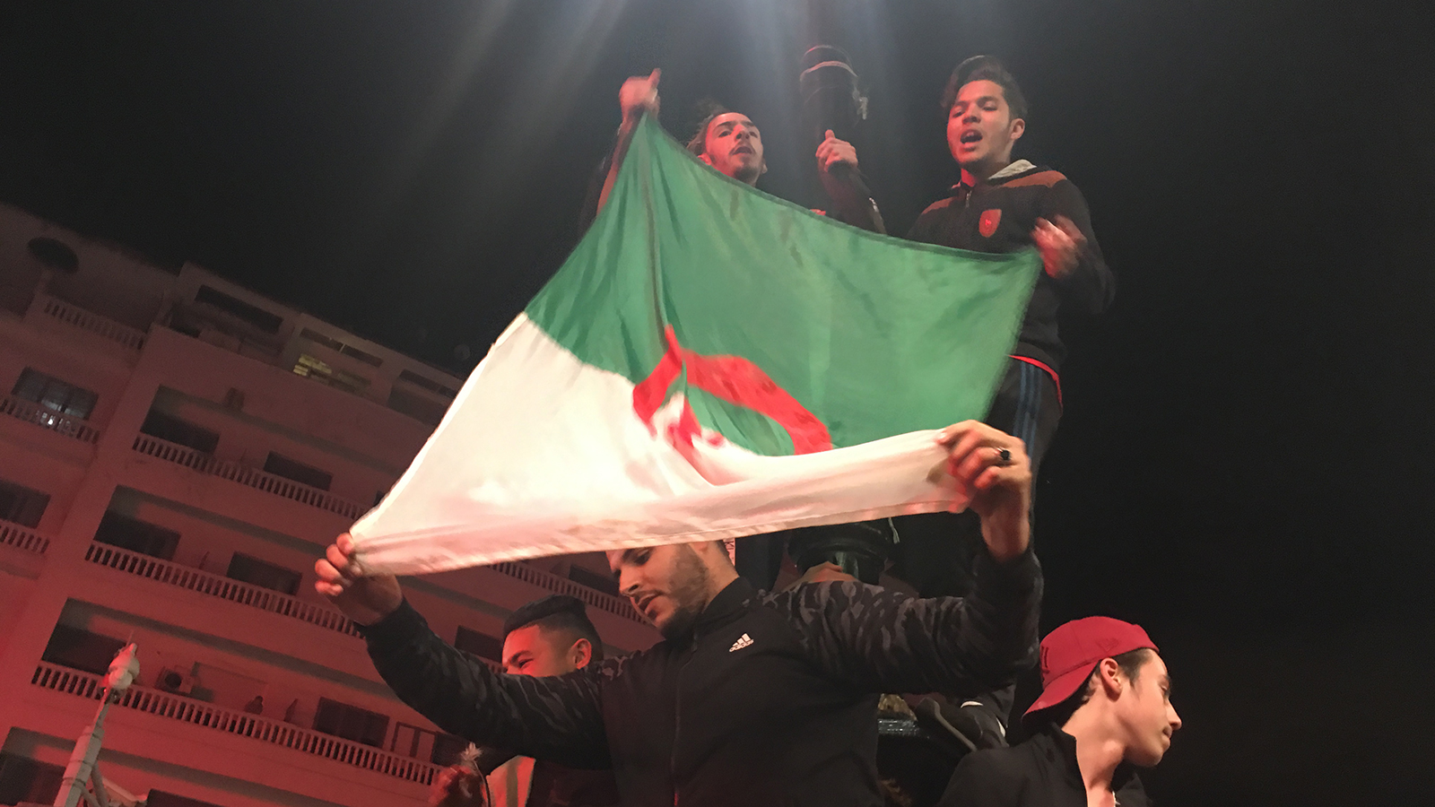 ‪جزائريون اعتبروا تراجع بوتفليقة عن الترشح لولاية خامسة انتصارا كبيرا‬  (الجزيرة)